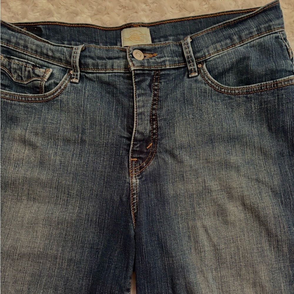 Levi’s 512 Perfectly Slimming Denim Bermuda Shorts Women’s Size 12 Mid-Rise - Picture 3 of 8
